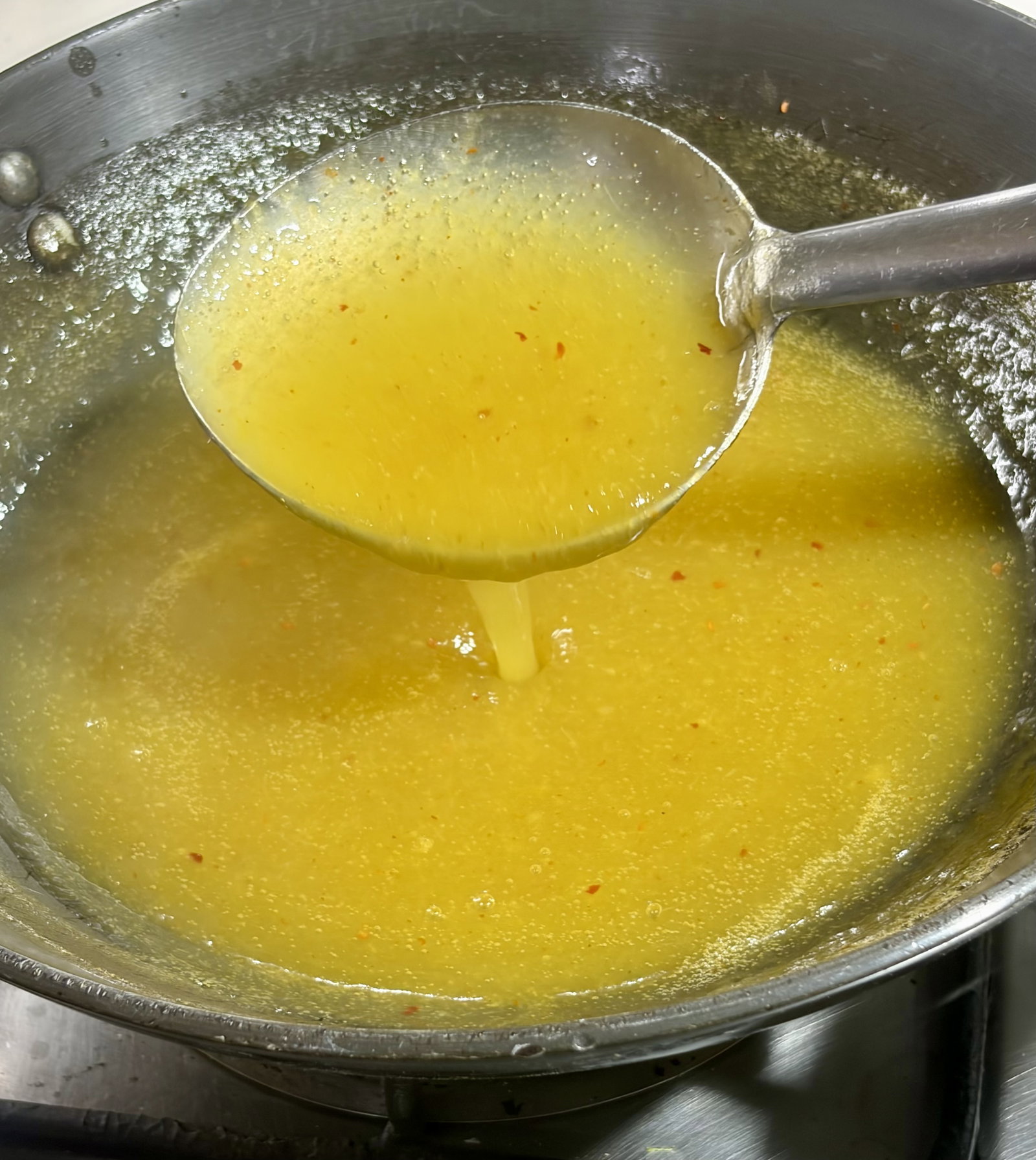 Step 1.1: मिश्रण और बचा हुआ पानी एक गहरे पैन में डालें। धीमी आंच पर पकाएं और बीच-बीच में चलाते रहें। सिरप तब तैयार होगा जब यह चम्मच के पिछले हिस्से पर हल्का कोट कर सके।