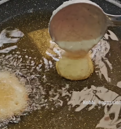 Step 1.1: बैटर के छोटे हिस्से लेकर गरम तेल में डालें और दोनों तरफ से सुनहरा भूरा होने तक तलें।