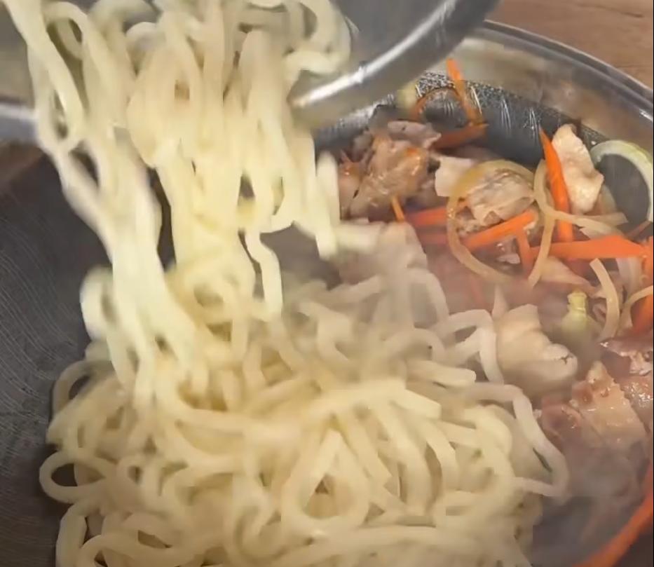 Step 1.1: Add a touch more oil, then add the udon