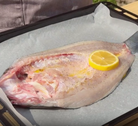 Step 1.1: Add lemon slices inside the fish