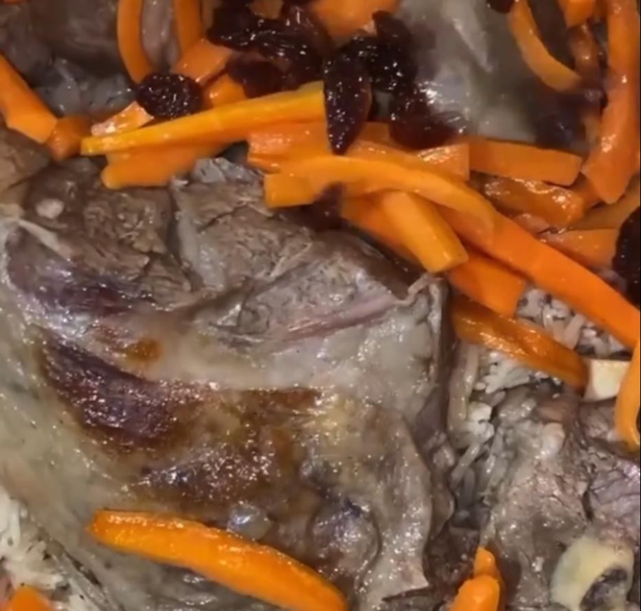 Step 1.1: Place the lamb on the rice and garnish with the raisins and carrots
