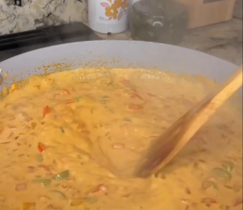 Step 2.1: Lower the heat and stir in heavy cream