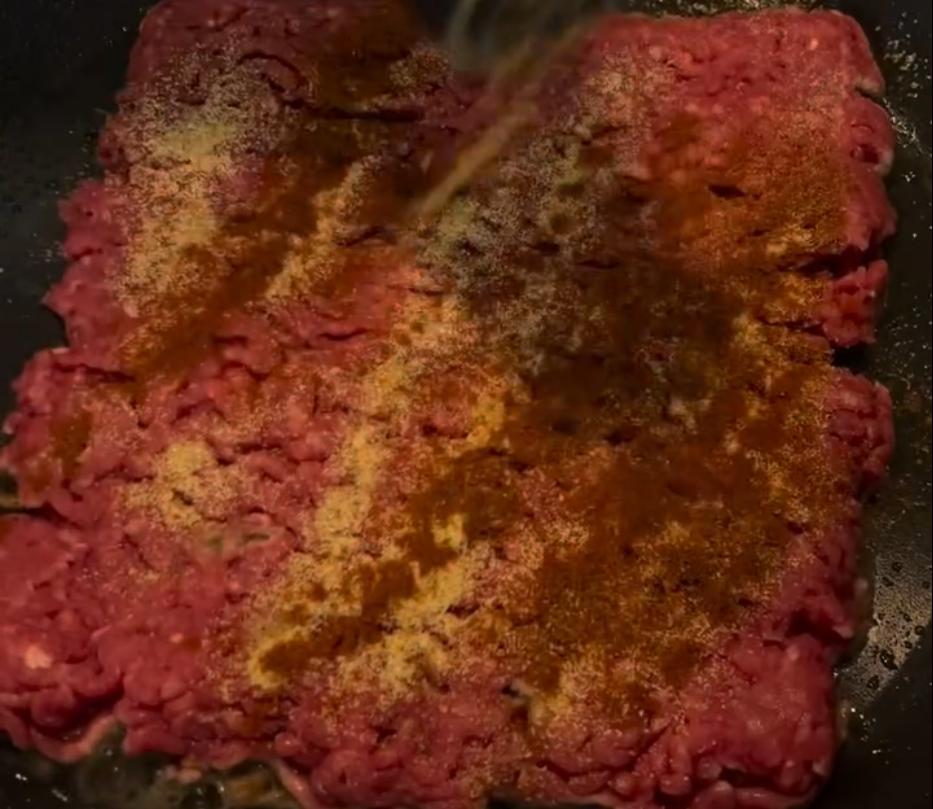 Step 1.1: Season beef mince with garlic powder, onion powder, smoked paprika, chilli powder, salt, and pepper