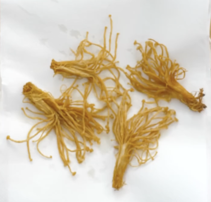 Step 2.1: Lightly dust the enoki mushrooms with flour, shake off the excess, and fry in hot oil until golden and crunchy