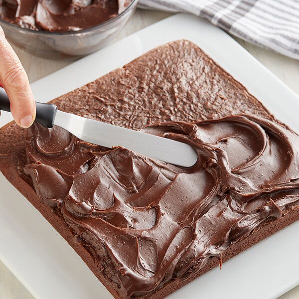 Step 4.1: Spread the fudge frosting between the layers