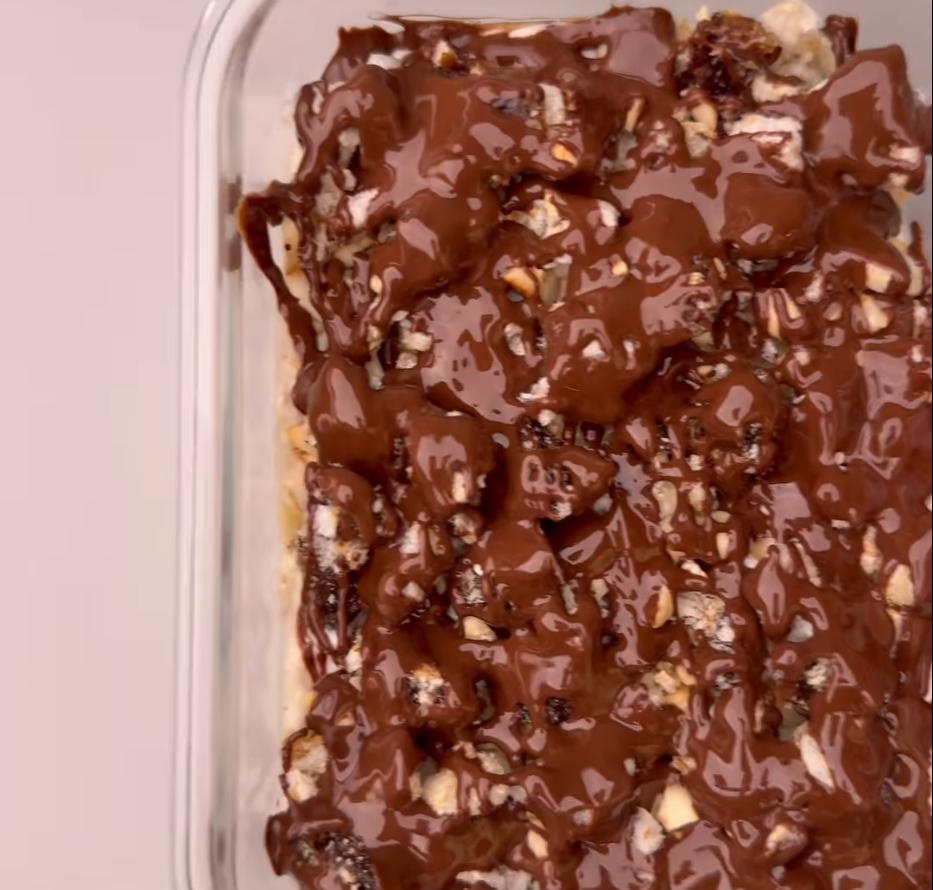 Step 1.1: Melt the dark chocolate with the coconut oil and pour it over the top