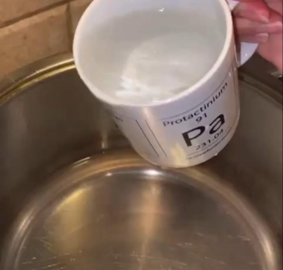 Step 1.1: Bring water to the boil with salt and oil