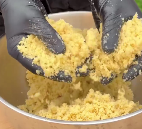 Step 1.1: Add butter and ghee, rub together with your hands until the mixture becomes sandy and well combined