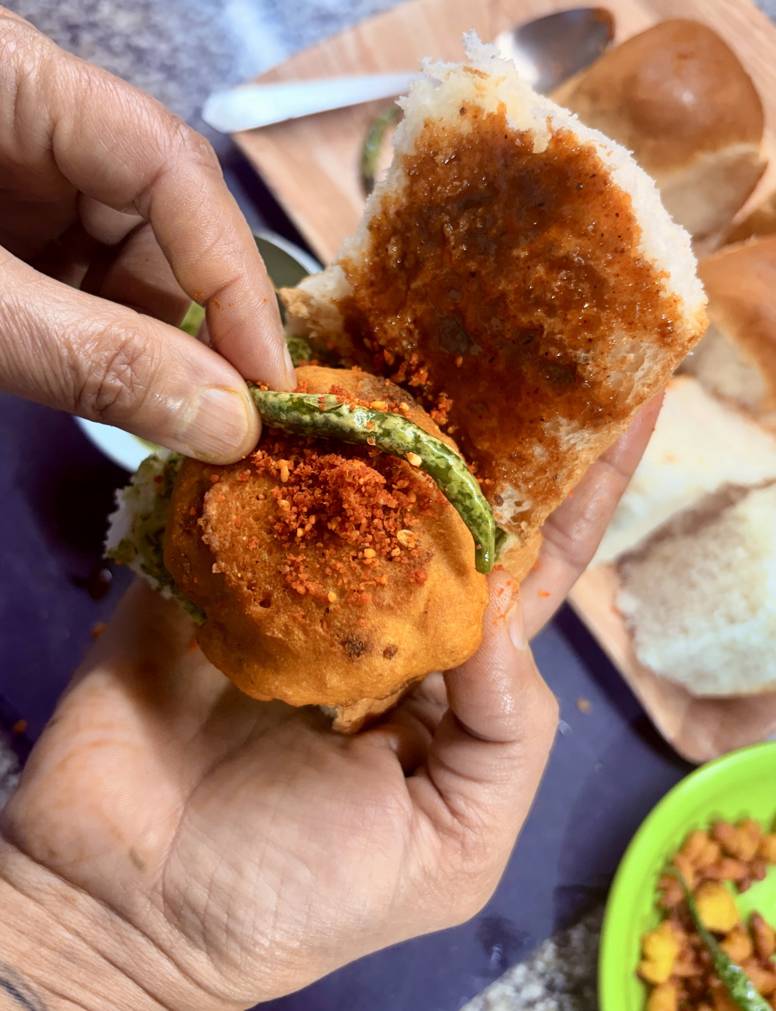 Step 4.1: Sprinkle a little more lasun chutney on top, add a fried green chilli, and gently press the pav closed