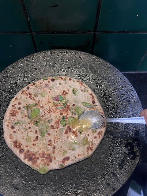 Step 4.1: Aplica ghee desi en ambos lados y cocina hasta que esté crujiente y dorado