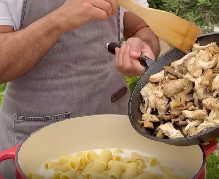 Step 3.1: Mix the béchamel sauce with the cooked pasta, chicken, mushrooms, mozzarella, and grated parmesan