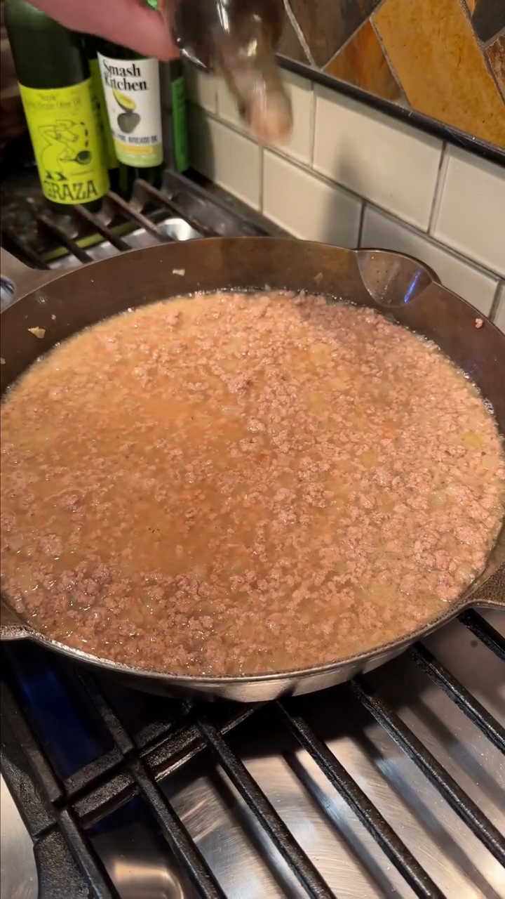 Step 2.1: Simmer for 3-5 minutes until the mixture thickens into a rich gravy