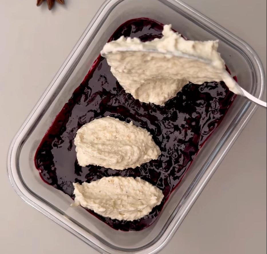 Step 3.1: Assemble the dessert in layers, alternating the yogurt base and the blueberry layer