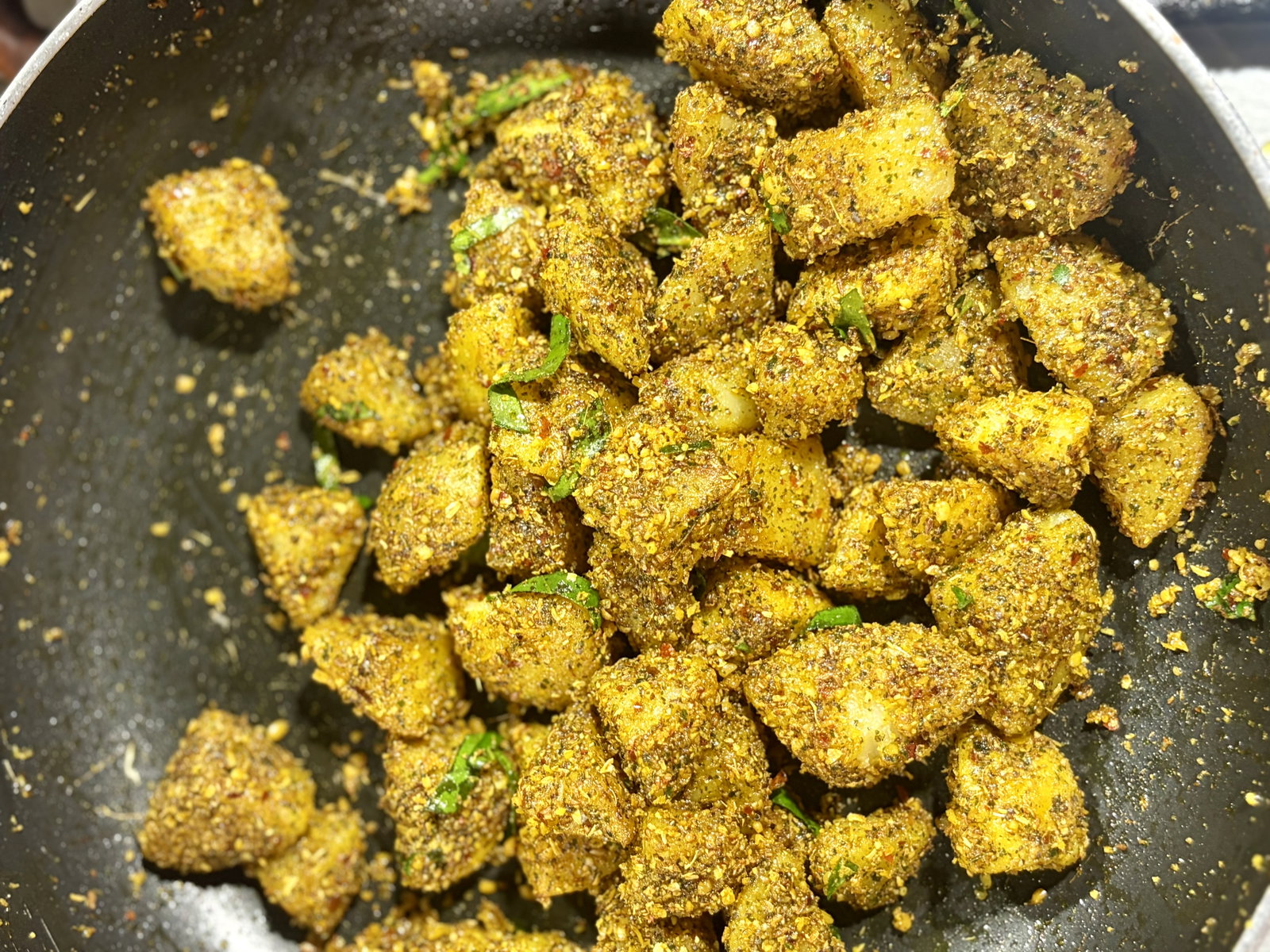 Step 4.2: सूखा नारियल और कुछ कटे हुए करी पत्ते डालें। धीमी आंच पर 1-2 मिनट तक पकाएं जब तक नारियल भुनकर खुशबूदार न हो जाए।