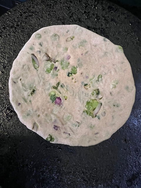 Step 3.2: Extiende cuidadosamente hasta formar un paratha uniforme