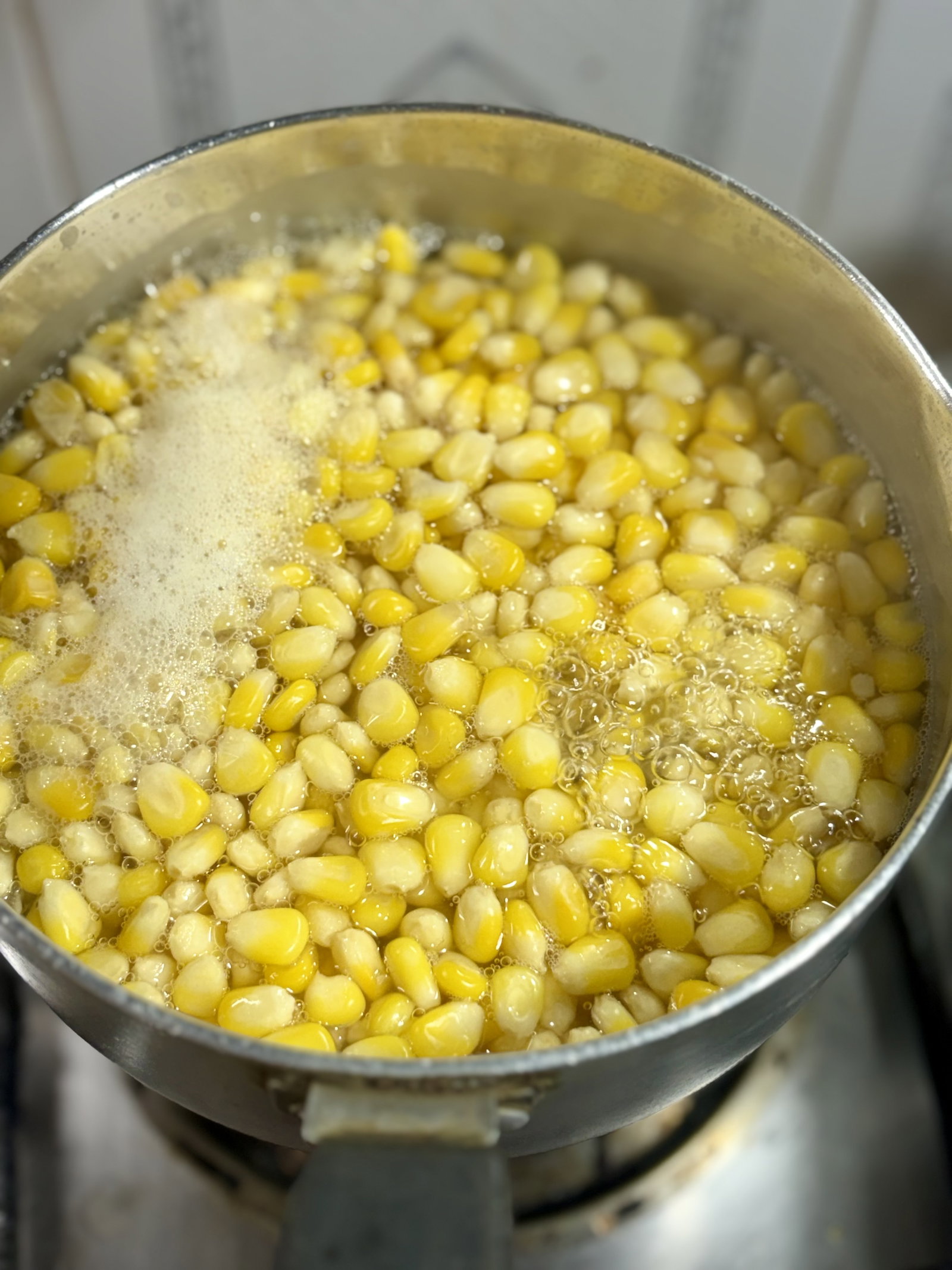 Step 1.1: एक गहरे बर्तन में पानी उबालें और उसमें नमक डालें। कॉर्न के दाने डालकर उबालें: जमे हुए कॉर्न के लिए 2-3 मिनट और ताजे कॉर्न के लिए 8-10 मिनट तक, जब तक वे नरम न हो जाएं। पानी छानकर अलग रख दें।
