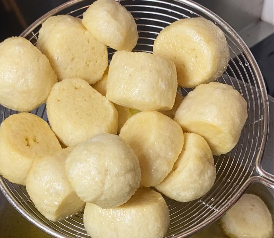 Step 3.1: Fry the pempek over medium to high heat until golden