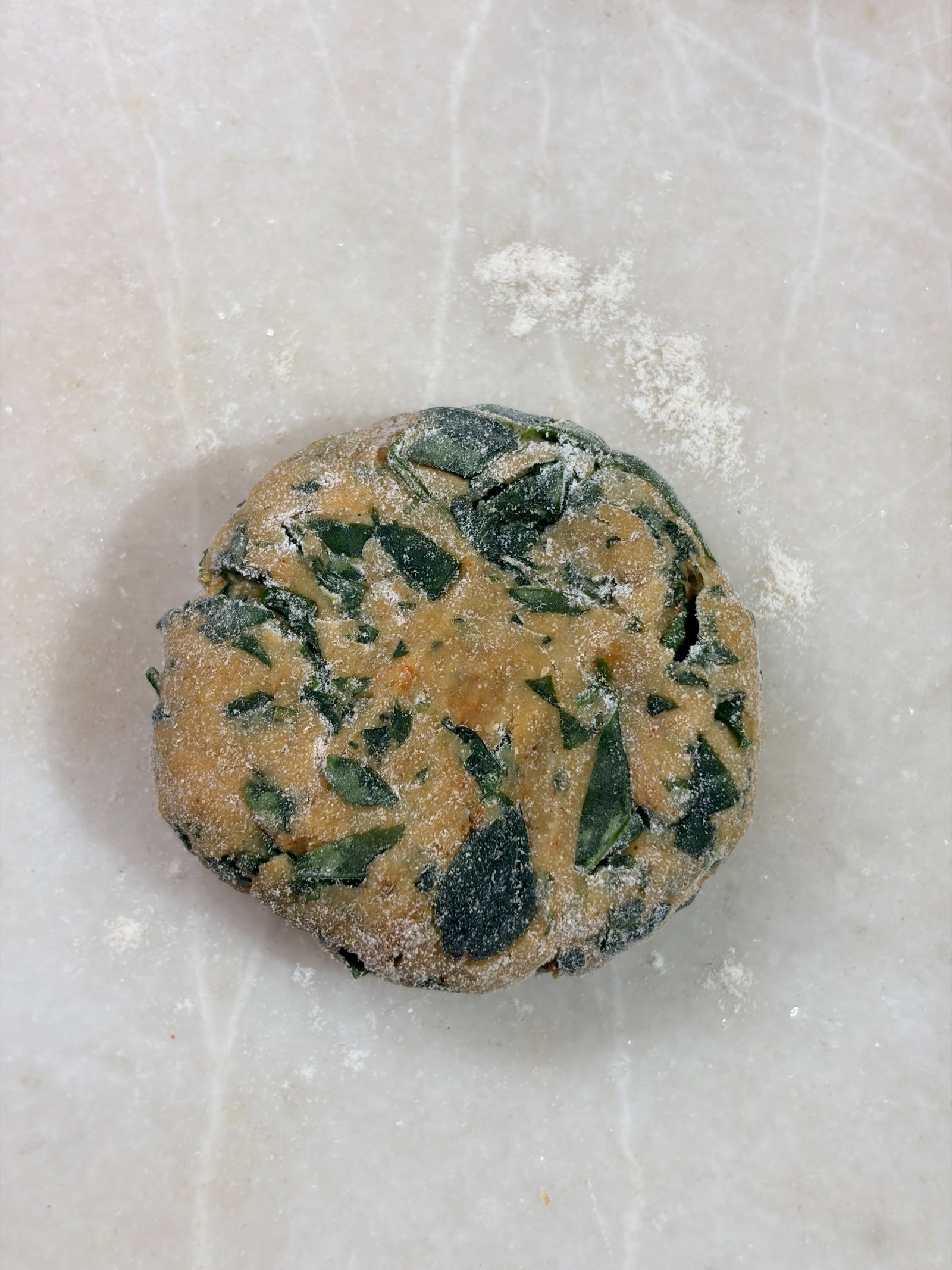 Step 2.1: हर लोई को हल्का सा आटे में लपेटें और गोल आकार में बेल लें (थोड़ा मोटा रखें)।