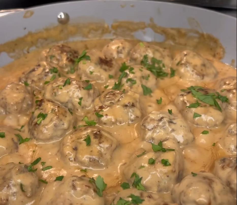 Step 4.1: Add meatballs back to the pan and simmer in the sauce for 10 minutes