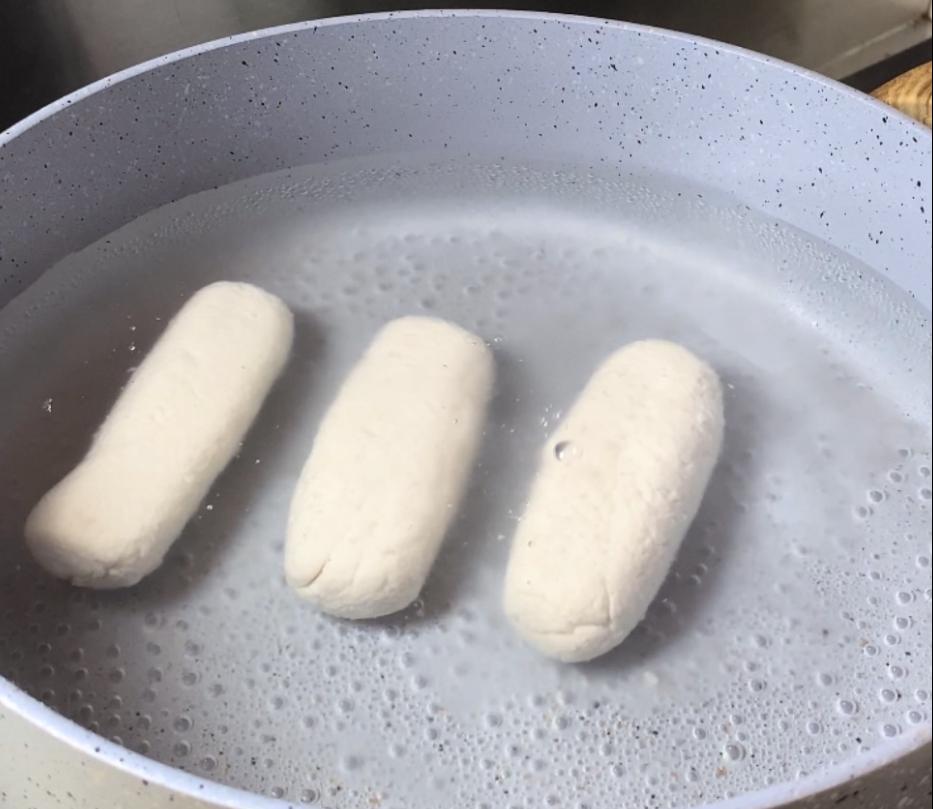 Step 1.1: Cook the pempek over medium to low heat in water that is not boiling, adding 1-2 tablespoons of oil to prevent sticking