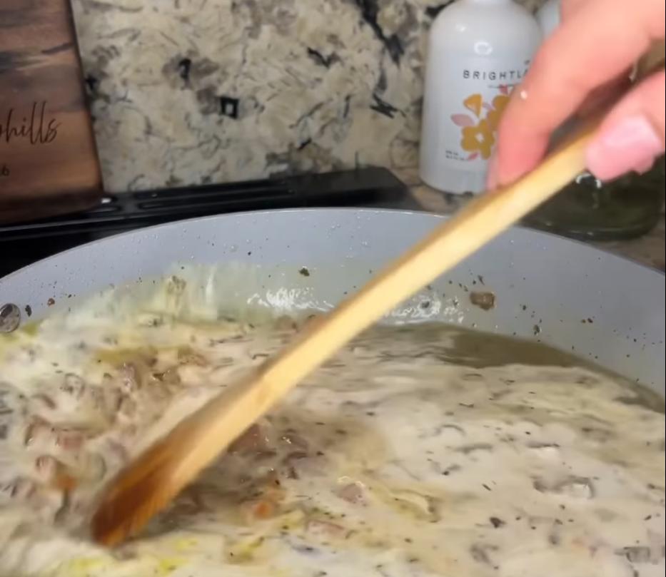 Step 2.1: Mix in chicken broth and heavy cream, then bring to a bubbly simmer until the mixture thickens