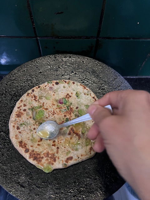 Step 4.2: Aplica ghee desi en ambos lados y cocina hasta que esté crujiente y dorado