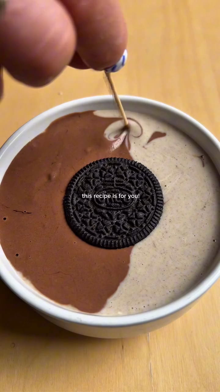 Step 1.2: Place the dark chocolate in the center and the other half of the Oreo on top