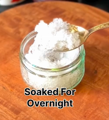 Step 1.1: Soak gond katira in water for 5–6 hours until fluffy