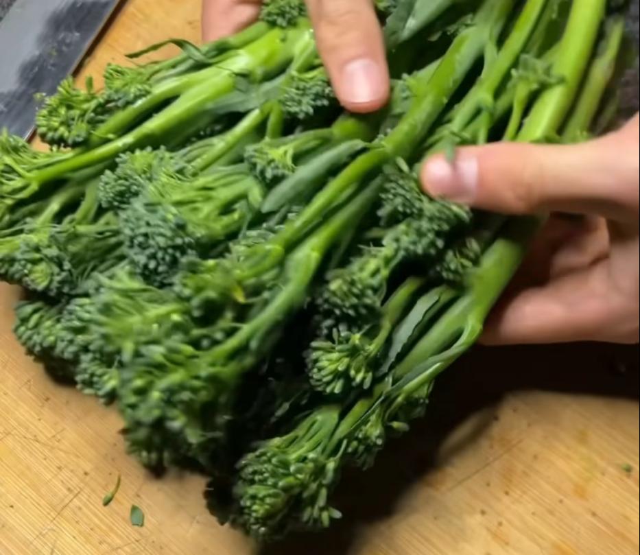 Step 4.1: Wash broccolini and chop off rough ends