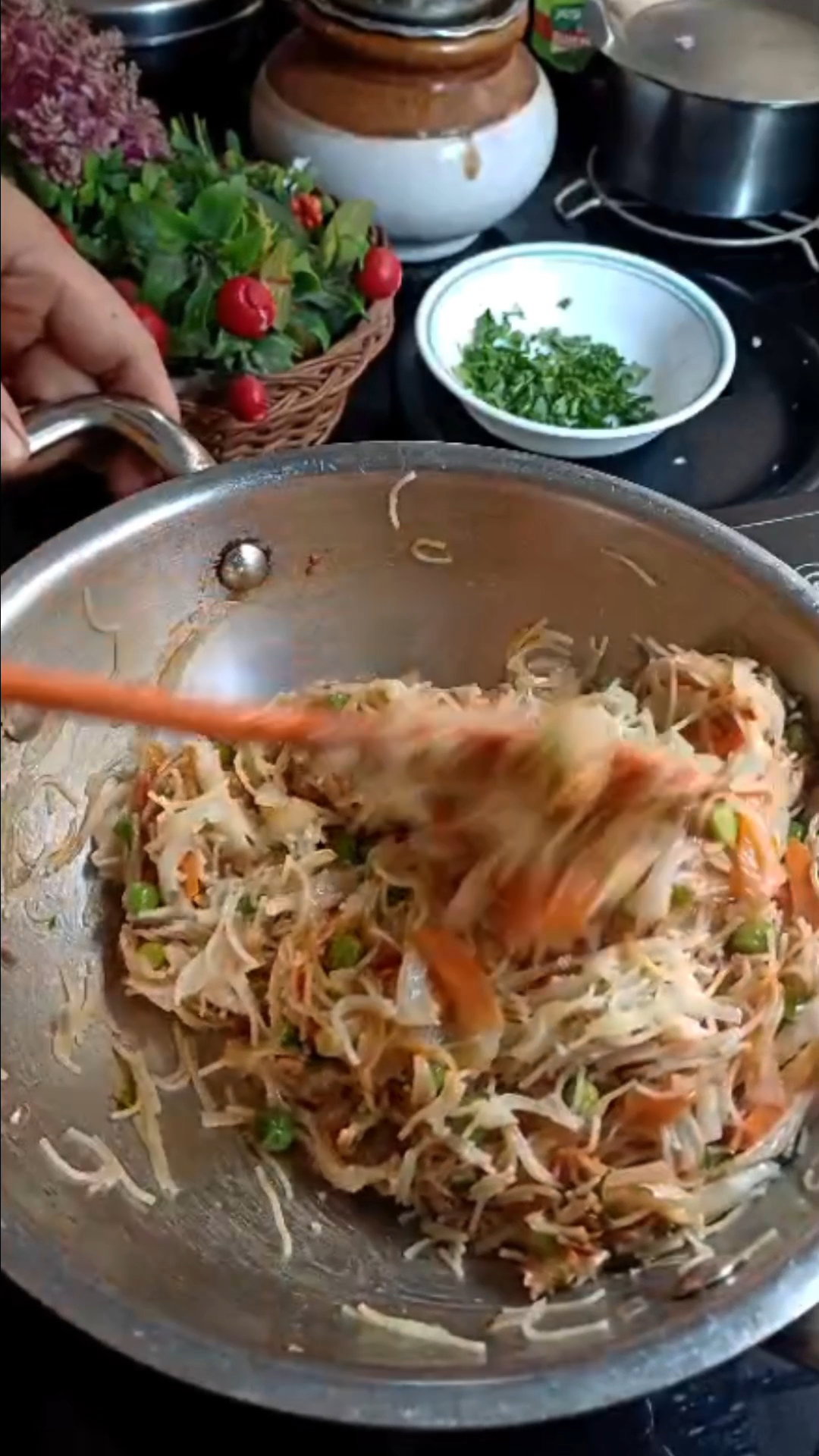 Step 1.2: Fluff the vermicelli gently, add the Schezwan chutney, and toss on low flame for 2 minutes until well combined
