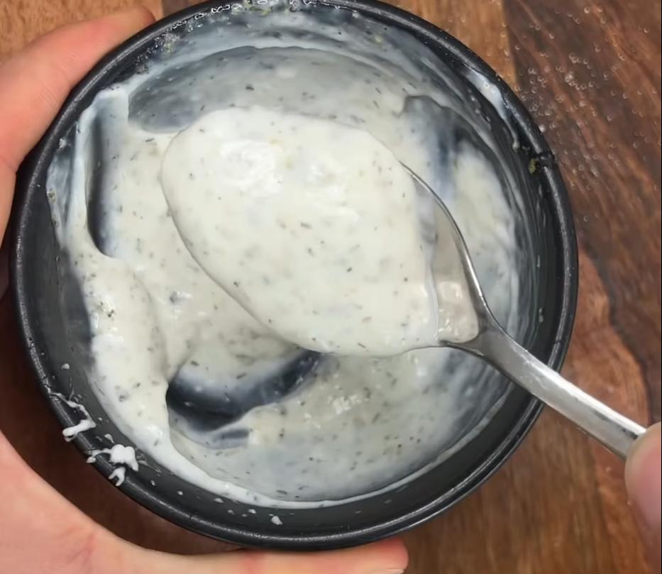 Step 1.1: Mix together the Greek yoghurt, light mayo, lemon juice, white vinegar, garlic powder, dried dill, dried oregano, salt and pepper to make the garlic-herb dipping sauce