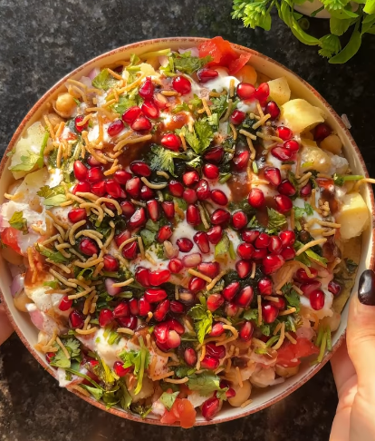 Step 1.1: अनार के दाने, कटा हुआ धनिया और भुजिया (अगर इस्तेमाल कर रहे हैं) से सजाएं।