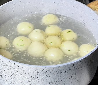 Step 1.1: Boil water with a little oil, then cook the Cilok for 8 minutes over medium heat