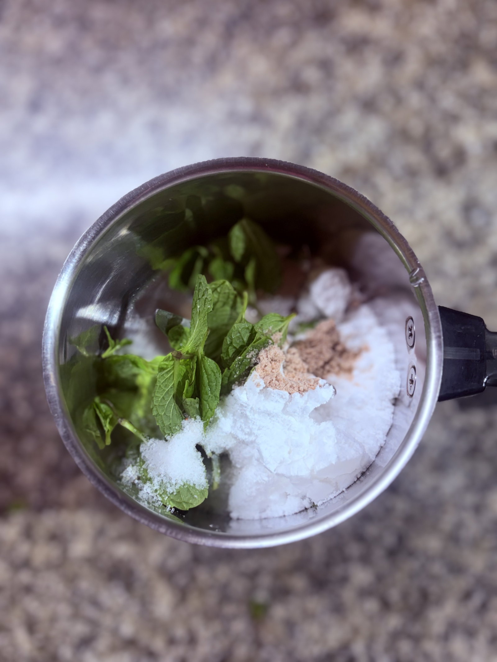 Step 1.1: पुदीने के पत्ते, पिसी हुई चीनी, नमक, काला नमक, नींबू का रस और पानी को मिक्सर में डालें। पुदीना अच्छे से पिसने तक कुछ सेकंड के लिए ब्लेंड करें।