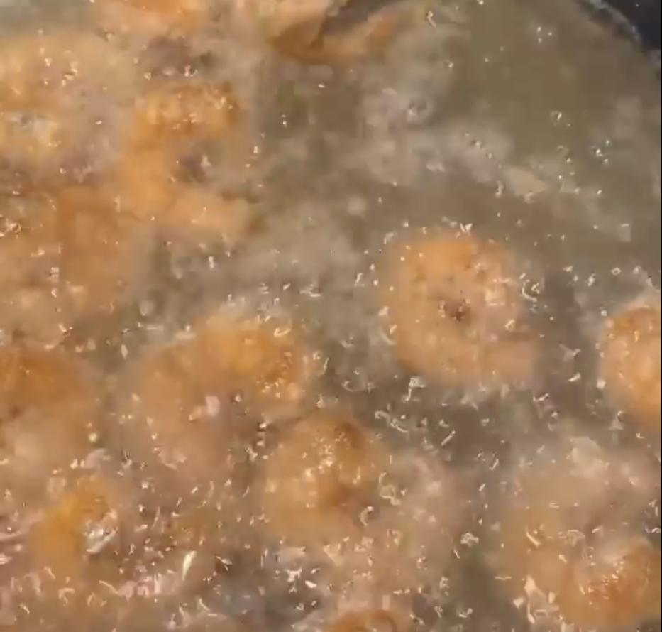 Step 3.1: Fry the coated prawns until crisp and golden
