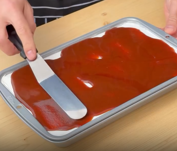 Step 4.1: Finish with caramel sauce and decorate with the remaining whipped cream