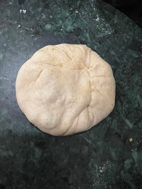 Step 3.2: Junta los bordes, sella bien y aplana suavemente