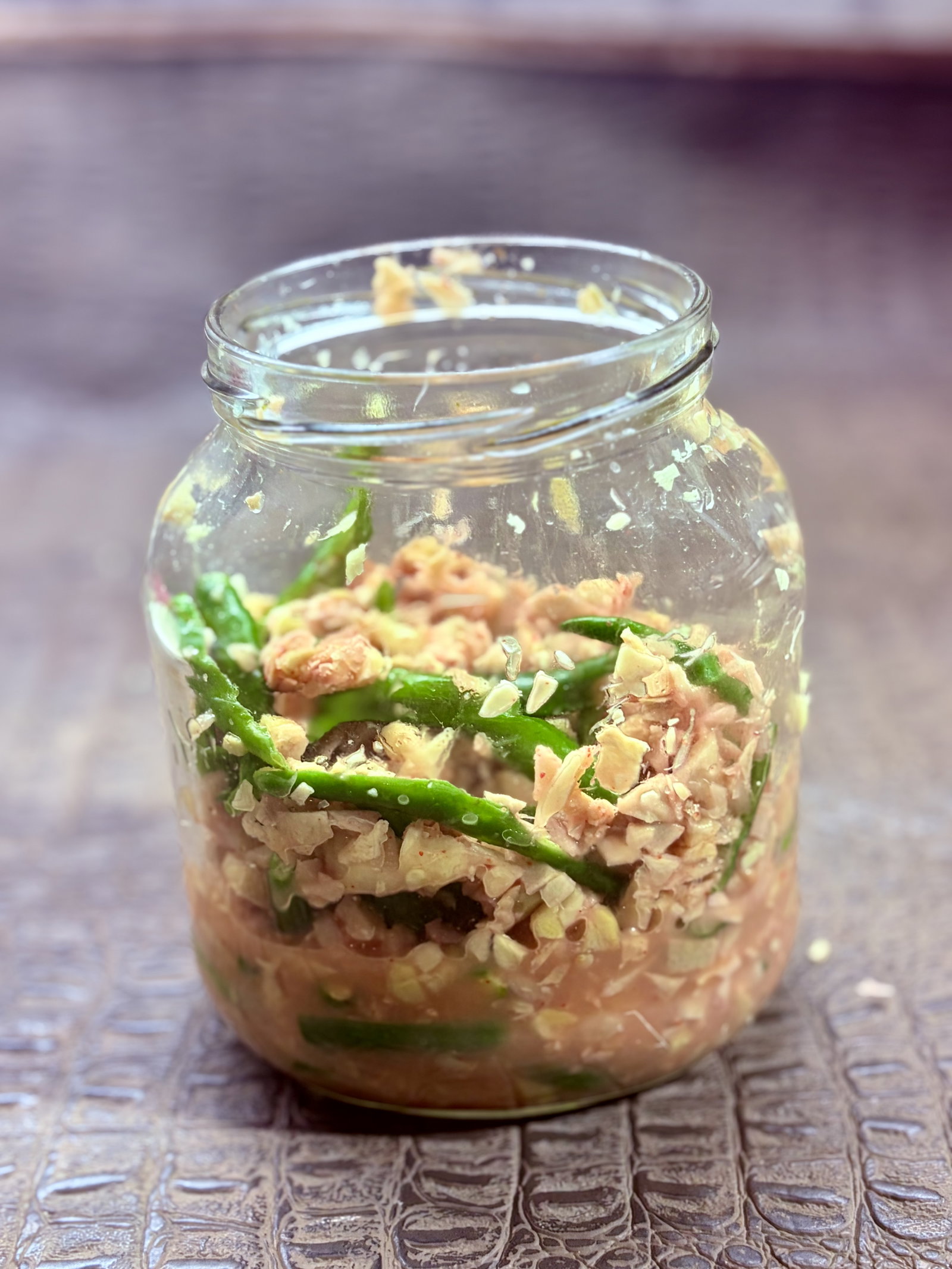 Step 1.1: मिश्रण को एक स्टरलाइज़ किए हुए कांच के जार में डालें। ताज़ा नींबू का रस डालें, ढक्कन को कसकर बंद करें और जोर से हिलाएं।