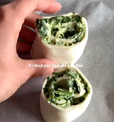 Step 1.2: Slice the log into rolls and place them on a lined baking tray