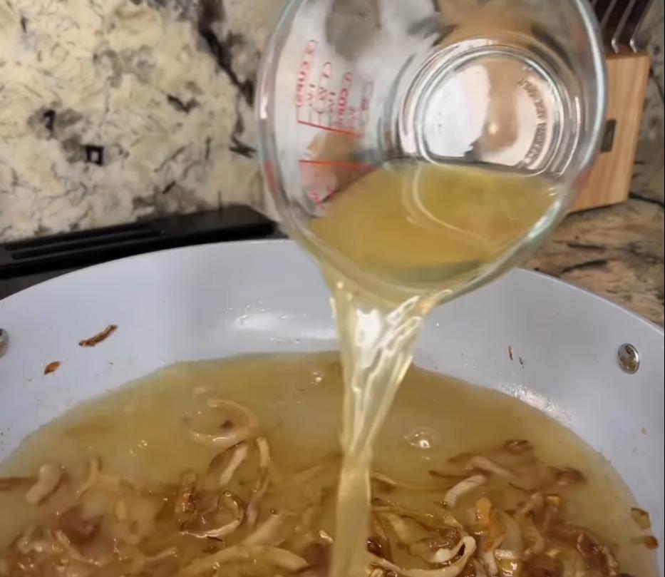 Step 2.1: Pour in the chicken broth and heavy cream, then simmer for 5–7 minutes until the sauce thickens slightly