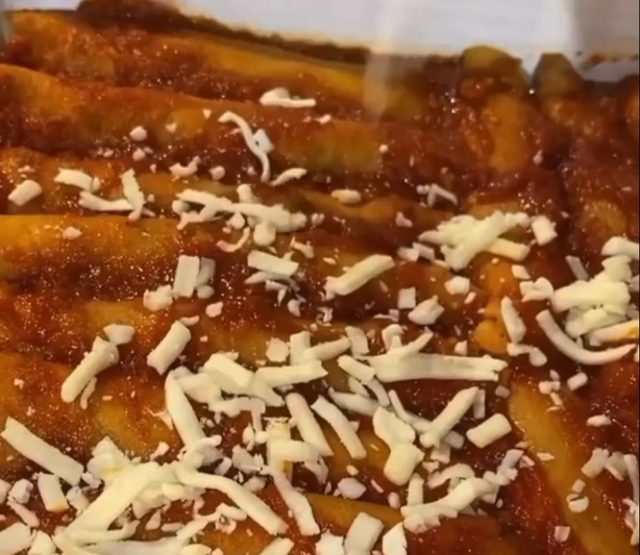 Step 1.1: Spread the tomato sauce over the tray of cannoli rolls, then top with mozzarella and fine coriander