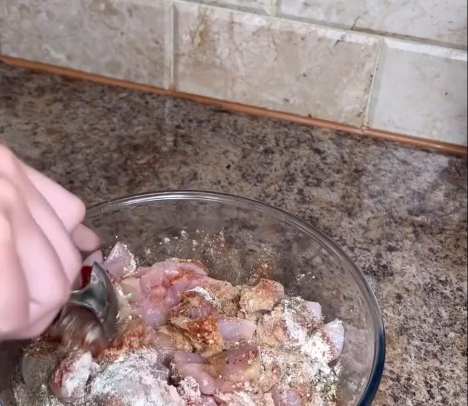 Step 1.1: Mix the diced chicken with the vinegar, lemon juice, pepper, garlic powder, paprika, mixed herbs, salt, and dried coriander well and marinate for an hour
