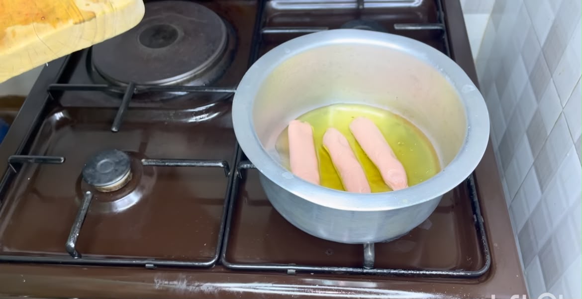 Step 1.1: Return the browned sausages to the pan and add the chopped green bell pepper