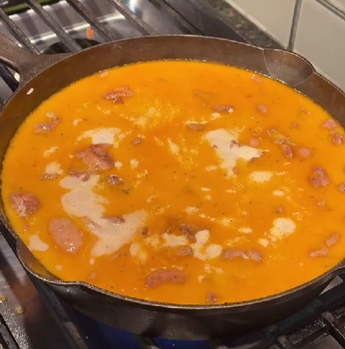 Step 3.1: Pour in chicken broth and cream, then stir to combine