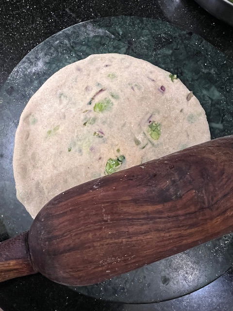 Step 3.1: Extiende cuidadosamente hasta formar un paratha uniforme