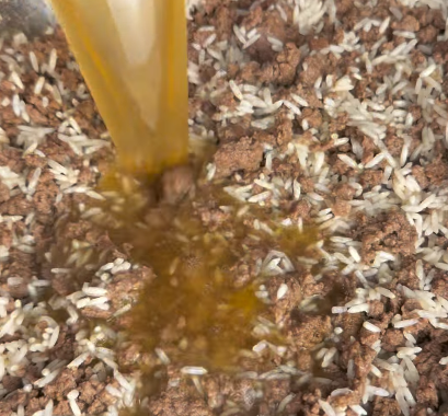 Step 1.1: हड्डी का शोरबा और आग में भूने हुए टमाटर का पूरा कैन, उसके रस सहित, डालें। अच्छे से मिलाएं और उबाल आने दें।