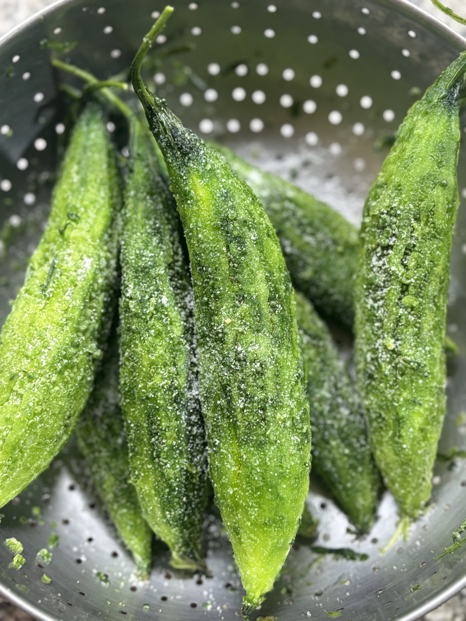 Step 1.1: करेले पर ½ टेबलस्पून नमक रगड़ें। कड़वाहट निकालने के लिए उन्हें 30 मिनट तक आराम करने दें।