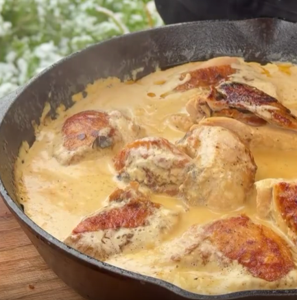 Step 2.1: Return the chicken to the pan and let it simmer for 5 minutes, allowing it to soak up the garlicky sauce