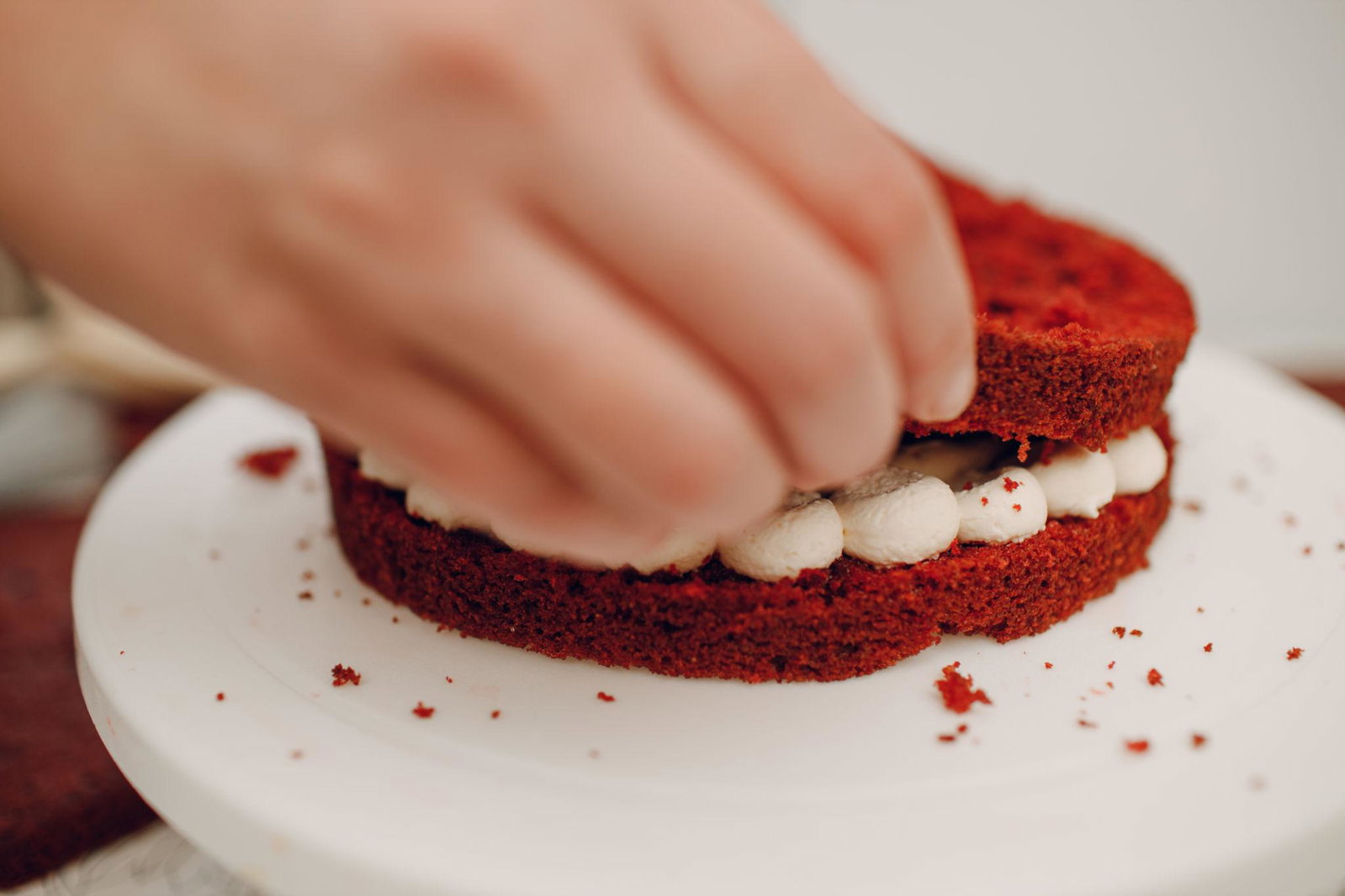 Step 4.2: Cover the top and sides of the cake with frosting