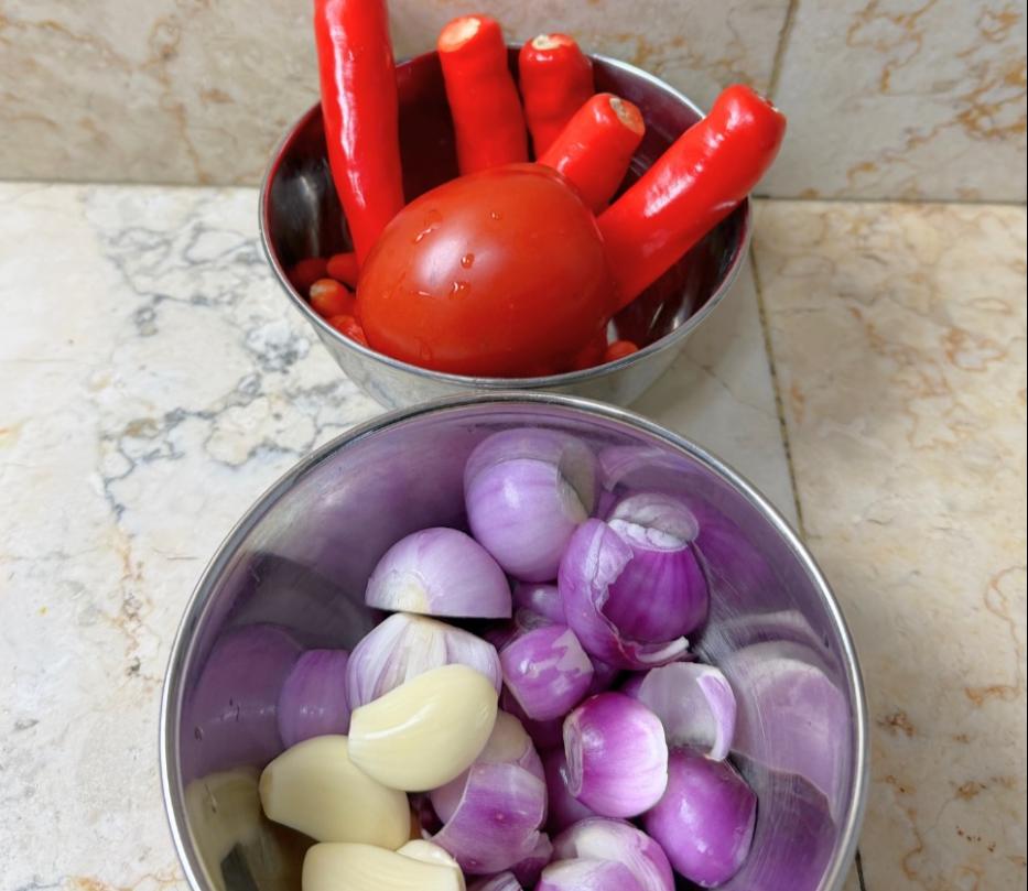 Step 1.1: Blend red chilies, shallots, garlic, and tomato into a spice paste